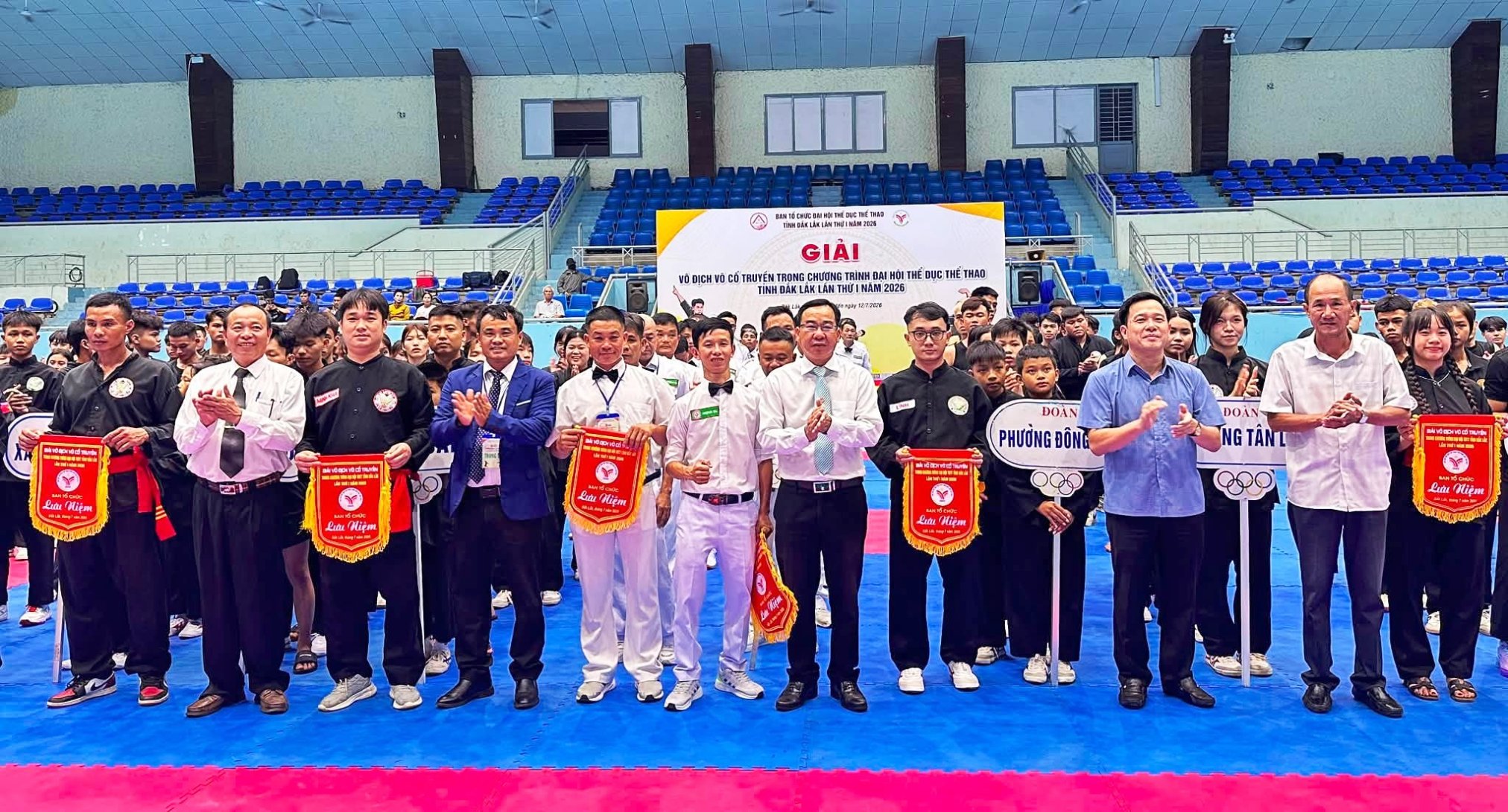 Ban Tổ chức trao cờ lưu niệm cho các đoàn tham dự Lễ khai mạc Giải vô địch Võ Cổ truyền trong chương trình Đại hội Thể dục thể thao tỉnh Đắk Lắk lần thứ I, năm 2025 – 2026.
